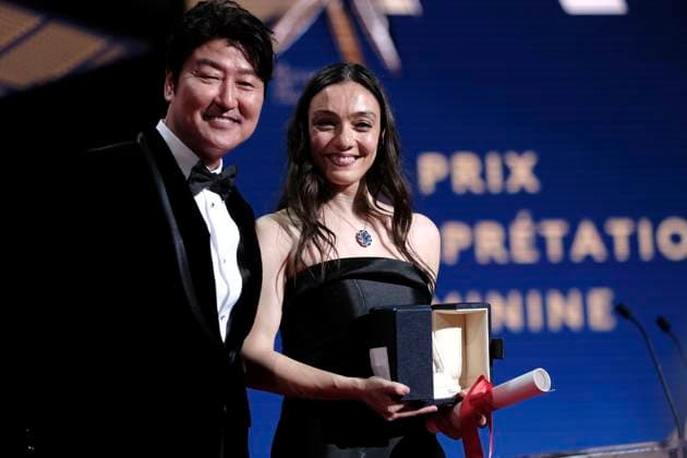 Song Kang ho and Merve Dizdar with the award for best actress in Kuru Otlar Üstüne at the award ceremony at the Festival de Cannes 2023 76 Cannes International Film Festival at the Palais des Festivals Cannes, 27 05 2023. Foto:xD.xBedrosianx xFuturexImage