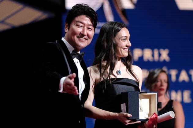Song Kang ho and Merve Dizdar with the award for best actress in Kuru Otlar Üstüne at the award ceremony at the Festival de Cannes 2023 76 Cannes International Film Festival at the Palais des Festivals Cannes, 27 05 2023. Foto:xD.xBedrosianx xFuturexImage