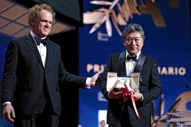 John C Reilly and Hirokazu Koreeda with the Queer pPalm for Monster at the award ceremony at the Festival de Cannes 2023 76 Cannes International Film Festival at the Palais des Festivals Cannes, 27 05 2023. Foto:xD.xBedrosianx xFuturexImage