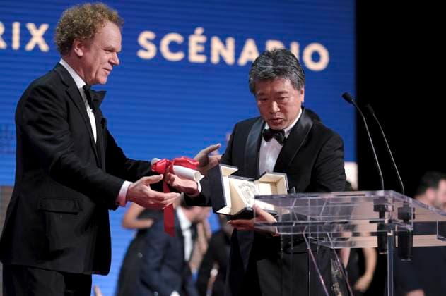 John C Reilly and Hirokazu Koreeda with the Queer pPalm for Monster at the award ceremony at the Festival de Cannes 2023 76 Cannes International Film Festival at the Palais des Festivals Cannes, 27 05 2023. Foto:xD.xBedrosianx xFuturexImage