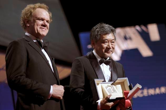 John C Reilly and Hirokazu Koreeda with the Queer pPalm for Monster at the award ceremony at the Festival de Cannes 2023 76 Cannes International Film Festival at the Palais des Festivals Cannes, 27 05 2023. Foto:xD.xBedrosianx xFuturexImage