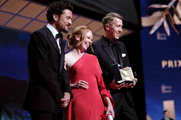 Orlando Bloom, Alma Pöysti and Jussi Vatanen with the award for Fallen Leaves representing Aki Kaurismäki at the award ceremony at the Festival de Cannes 2023 76 Cannes International Film Festival at the Palais des Festivals Cannes, 27 05 2023. Foto:xD.xBedrosianx xFuturexImage