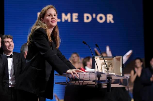 Justine Triet with the Palme dOr for the best film Anatomie d™une chute at the awards ceremony at the Festival de Cannes 2023 76 Cannes International Film Festival at the Palais des Festivals Cannes, 27 05 2023. Foto:xD.xBedrosianx xFuturexImage