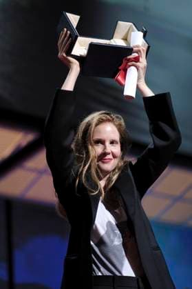 Justine Triet with the Palme dOr for the best film Anatomie d™une chute at the awards ceremony at the Festival de Cannes 2023 76 Cannes International Film Festival at the Palais des Festivals Cannes, 27 05 2023. Foto:xD.xBedrosianx xFuturexImage