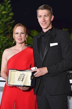 Alma Pöysti and Jussi Vatanen with the Jury Prize for Fallen Leaves representing Aki Kaurismäki at the Photocall with the Laureates at the Festival de Cannes 2023 76 Cannes International Film Festival at the Palais des Festivals Cannes, 27 05 2023. Foto:xD.xBedrosianx xFuturexImage