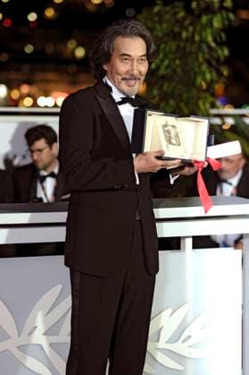 Koji Yakusho with the best actor award in Perfect Days at the photocall with the award winners at the Festival de Cannes 2023 76 Cannes International Film Festival at the Palais des Festivals Cannes, 27 05 2023. Foto:xD.xBedrosianx xFuturexImage