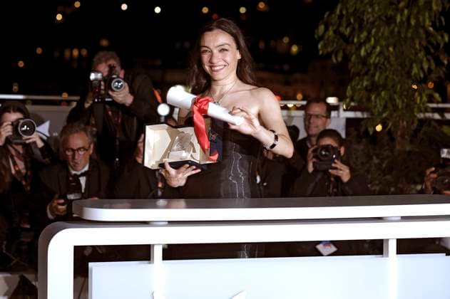 Merve Dizdar with the award for best actress in Kuru Otlar Üstüne at the photocall with the award winners at the Festival de Cannes 2023 76 Cannes International Film Festival at the Palais des Festivals Cannes, 27 05 2023. Foto:xD.xBedrosianx xFuturexImage