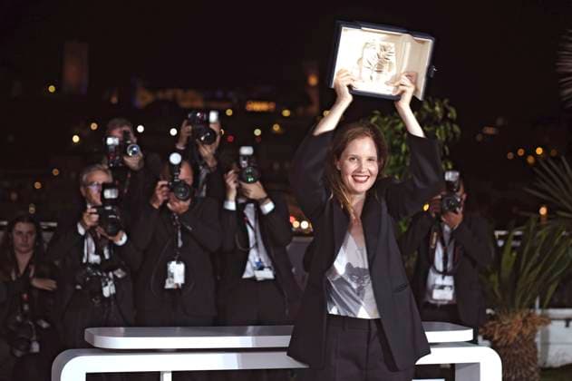 Justine Triet with the Palme dOr for best film Anatomie d™une chute at the photocall with the winners at the Festival de Cannes 2023 76 Cannes International Film Festival at the Palais des Festivals Cannes, 27 05 2023. Foto:xD.xBedrosianx xFuturexImage
