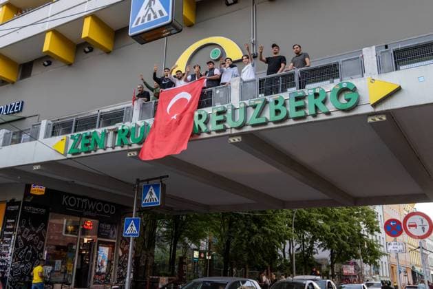 Erdogan-Anhänger feiern in Berlin Berlin, Deutschland - 28. Mai 2023 : Anhänger des Präsidenten der Türkei, Recep Tayyip Erdogan, jubeln um 20.40 Uhr am Kottbusser Tor in Berlin mit türkischen Fahnen bevor das endgültige Wahlergebnis feststeht. Recep Tayyip Erdogan liegt in der Stichwahl bei der Präsidentschaftswahl in der Türkei ersten Auszählungen zufolge knapp vor seinem Herausforderer Kemal Kilicdaroglu. Berlin