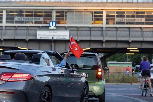 Erdogan-Anhänger feiern in Berlin Berlin, Deutschland - 28. Mai 2023 : Anhänger des Präsidenten der Türkei, Recep Tayyip Erdogan, jubeln um 20.40 Uhr am Kottbusser Tor in Berlin mit türkischen Fahnen bevor das endgültige Wahlergebnis feststeht. Recep Tayyip Erdogan liegt in der Stichwahl bei der Präsidentschaftswahl in der Türkei ersten Auszählungen zufolge knapp vor seinem Herausforderer Kemal Kilicdaroglu. Berlin