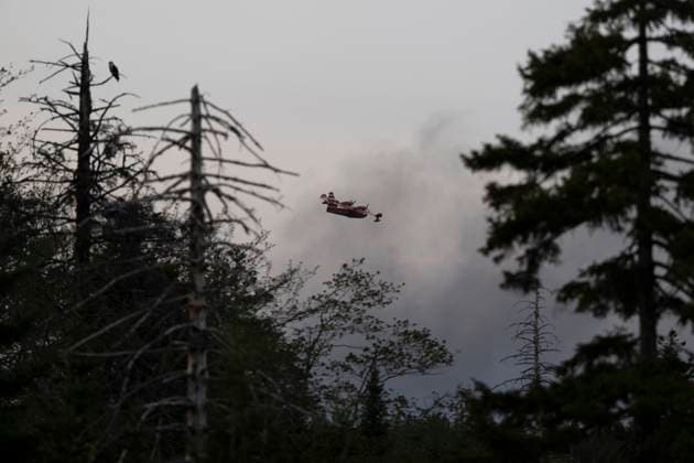 May 28, 2023, Halifax, NS, Canada: A water bomber plane flies through heavy smoke as an out-of-control wildfire in a suburban community outside of Halifax quickly spread, engulfing multiple homes and forcing the evacuation of local residents on Sunday May 28, 2023. Halifax Canada  - ZUMAc35_ 20230528_zaf_c35_052 Copyright: xDarrenxCalabresex