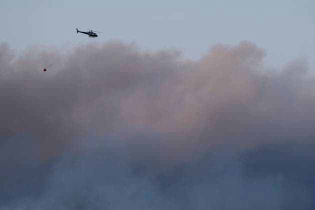 May 28, 2023, Halifax, NS, Canada: A helicopter carrying water flies through heavy smoke as an out-of-control wildfire in a suburban community outside of Halifax quickly spread, engulfing multiple homes and forcing the evacuation of local residents on Sunday May 28, 2023. Halifax Canada  - ZUMAc35_ 20230528_zaf_c35_053 Copyright: xDarrenxCalabresex