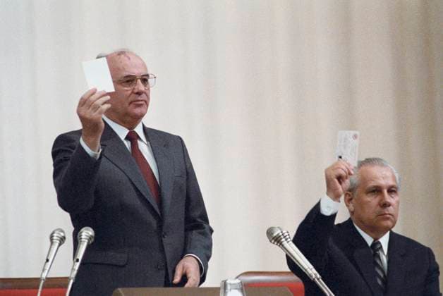 Mikhail Gorbachev and Anatoly Lukyanov 1318954 29.05.1989 Soviet President Mikhail Gorbachev (left) and First Deputy Chairman of the USSR Supreme Soviet Anatoly Lukyanov during voting at the First Congress of the USSR People s Deputies (May 25 - June 9, 1989). The Kremlin Palace of Congresses (currently, the State Kremlin Palace). Yuryi Abramochkin Sputnik Moscow Russia  Copyright: xYuryixAbramochkinx