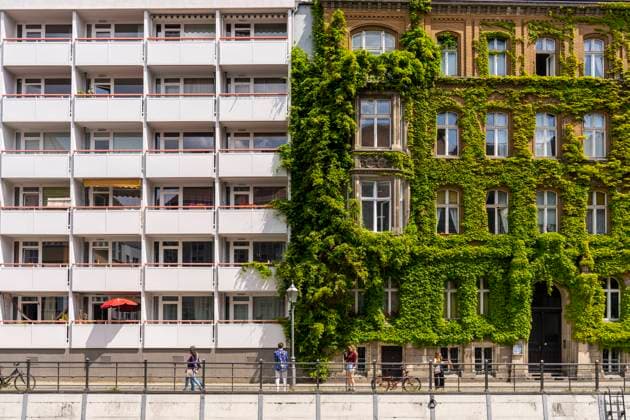 News Bilder des Tages Zwei Häuser in der Straße Friedrichsgracht an einem Spree-Nebenarm in Berlin-Mitte. in Berlin-Mitte. An der Fassade des rechten Hauses befinden sich in gesamter Höhe Kletterpflanzen. Links ein Plattenbau aus DDR-Zeit. *** Two houses in the street Friedrichsgracht on a branch of the Spree in Berlin Mitte in Berlin Mitte On the facade of the right house are climbing plants in the entire height Left a prefabricated building from GDR time