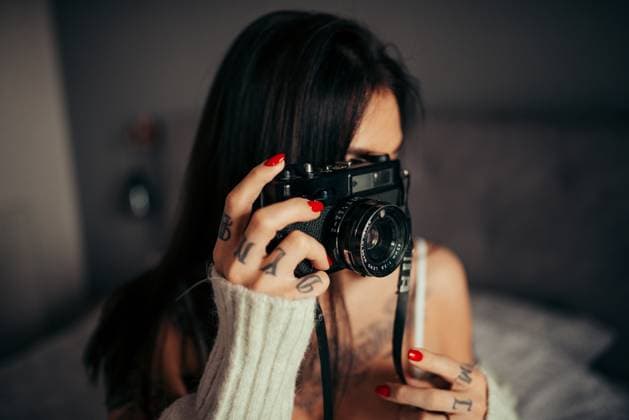 Hipster woman photograph portait closeup. ?drelo, Brani?evo District, Serbia R_NEST230206-1121675-01 ,model released, Symbolfoto