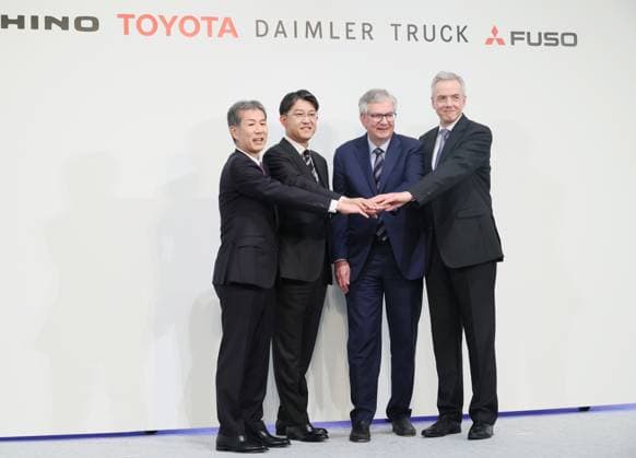 News Themen der Woche KW22 News Bilder des Tages May 30, 2023, Tokyo, Japan - (L-R) Japan s Hino Motors CEO Satoshi Ogiso, Toyota Motor CEO Koji Sato, Germany s Daimler Truck CEO Martin Daum and Daimler s subsidiary MFTBC (Mitsubishi Fuso) CEO Karl Depper join their hands as they announced Hino and MFTBC will merge their businesses and Toyota and Daimler Truck will form a holding company at a press conference in Tokyo on Tuesday, May 30, 2023. (photo by Yoshio Tsunoda AFLO)  , aflo_219982508.jpg,