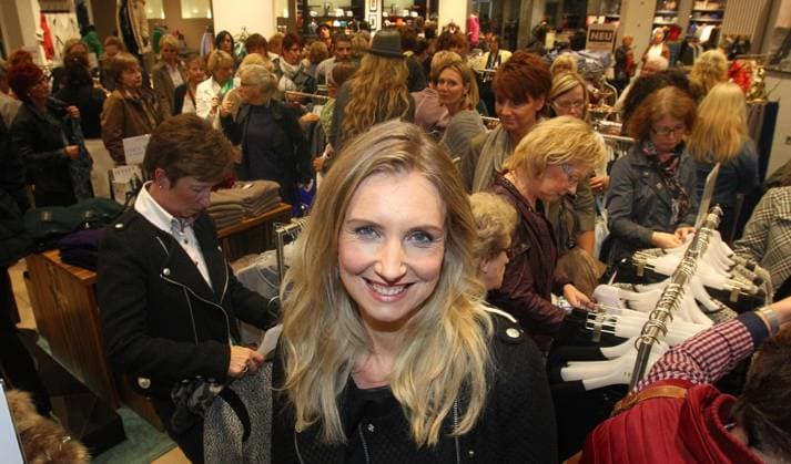 <p>Mode-Event mit Jette Joop im Modehaus Baltz , Lurexalarm , Joop inmitten wühlender Frauen , Deutschland NRW Bochum Copyright: STEFANxAREND