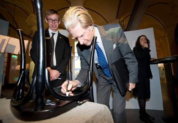 STOCKHOLM 20121205 The 2012 Nobel Medicine Laureate, Sir John B. Gurdon, signs his chair at the Nobel Museum in Stockholm 6 December, 2012. The nine laureates, except the winner of the Nobel Peace Prize, will receive their prizes at an official prizegiving ceremony in Stockholm on 10 December. STOCKHOLM SWEDEN x10080x *** STOCKHOLM 20121205 The 2012 Nobel Medicine Laureate, Sir John B Gurdon, signs his chair at the Nobel Museum in Stockholm 6 December, 2012 The nine laureates, except the winner of the Nobel Peace Prize, will receive their prizes at an official prizegiving ceremony in Stockholm on 10 December STOCKHOLM SWEDEN x10080x  Copyright: xFREDRIKxSANDBERGx xTTx NOBEL 2012 MUSEET