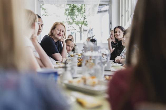 News Themen der Woche KW22 News Bilder des Tages Lisa Paus (Buendnis 90 Die Gruenen), Bundesministerin fuer Familie, Senioren, Frauen und Jugend, und Annalena Baerbock (Buendnis 90 Die Gruenen), Bundesaussenministerin, aufgenommen im Rahmen eines Besuches der Kinder-Oase der Tafel zum Thema Kindergrundsicherung in Nauen, 30.05.2023. Nauen Deutschland *** Lisa Paus Buendnis 90 Die Gruenen , Federal Minister for Family Affairs, Senior Citizens, Women and Youth, and Annalena Baerbock Buendnis 90 Die Gruenen , Federal Minister for Foreign Affairs, photographed during a visit to the Kinder Oase der Tafel on the subject of basic child welfare in Nauen, 30 05 2023 Nauen Germany Copyright: xFlorianxGaertnerx