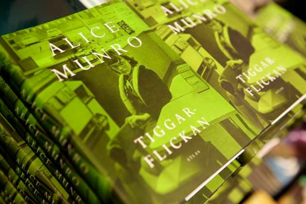 STOCKHOLM 20131010 Nobelpristagaren i litteratur 2013 Alice Munros böcker tog slut direkt pa Akademibokhandeln i Stockholm pa torsdagen. Stockholm Sverige x10070x *** STOCKHOLM 20131010 Alice Munro, winner of the 2013 Nobel Prize in Literature, sold out immediately at Akademibokhandeln in Stockholm on Thursday Stockholm Sweden x10070x.  Copyright: xJESSICAxGOWx xTTx NOBEL 2013 BOKHANDEL