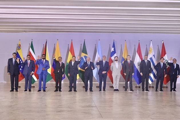 News Themen der Woche KW22 News Bilder des Tages Heads of State of South America for the Summit (INT) Heads of State of South America for the Summit. May 30, 2023. Brasilia, Federal District, Brazil: Official photograph of the Presidents of the countries of South America, on Tuesday morning (30), at the Itamaraty Palace in Brasilia. Credit: Frederico Brasil Thenews2 (Foto: Frederico Brasil Thenews2 imago images) Heads of State of South America for the Summit  Copyright: xFredericoxBrasilx
