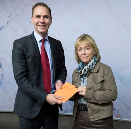 STOCKHOLM 20121107 Hovrättsradet Niklas Wagnert med sin promemoria om förverkande av fordon vid trafikbrott som idag har överlämnats till justitieminister Beatrice Ask . Foto Bertil Enevag Ericson SCANPIX kod 10000 STOCKHOLM SVERIGE x10000x *** STOCKHOLM 20121107 Court of Appeal judge Niklas Wagnert with his memorandum on confiscation of vehicles in connection with traffic offenses, which was submitted today to Minister of Justice Beatrice Ask Photo Bertil Enevag Ericson SCANPIX code 10000 STOCKHOLM SWEDEN x10000x  Copyright: xBertilxEnevagxEricsonx xTTx TRAFIKBROTT