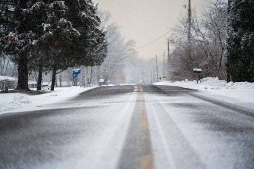 An empty asphalt road and trees partially covered with snow under the misty sky *** An&Verkauf leer asphaltierten Verkehrsstrasse und Bäume partiell Gedeckter mit Schnee unterhalb der nebelbedeckte Himmel 8360358 RECORD DATE NOT STATED