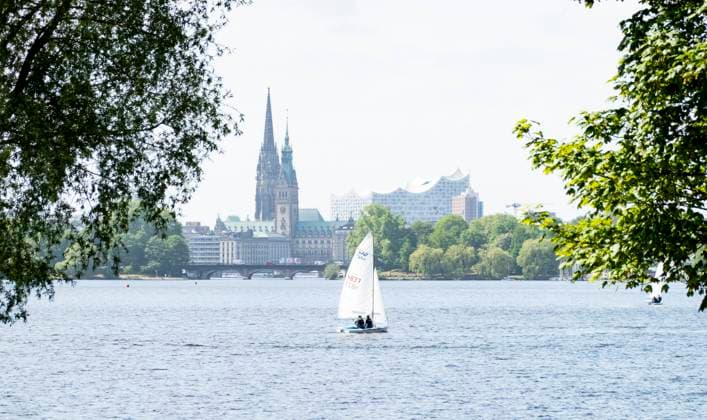 Blick auf die Hamburger Außenalster - Hamburg;Blick auf die Hamburger Außenalster - Hamburg, *** View of the Hamburg Outer Alster Hamburg View of the Hamburg Outer Alster Hamburg,