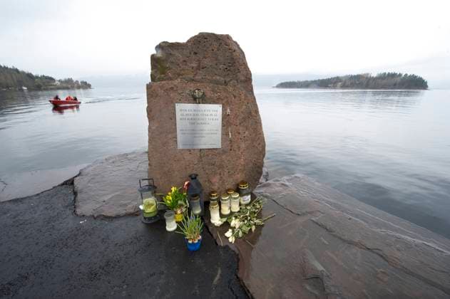 OSLO 20120415 Plaque in memory of the Utoeya massacer in the Utvika harbor where some 250 youngsters were evacuated July 22 2011 from Utoeya island, in the Tyrifjorden lake northwest of Oslo. Monday Anders Behring Breivik will be put on trial for killing 77 people. 69 of the victims were mostly teenagers, at a summer camp of the ruling Labour Party on Utoeya island. OSLO NORWAY x10080x *** OSLO 20120415 Plaque in memory of the Utoeya massacer in the Utvika harbor where some 250 youngsters were evacuated July 22 2011 from Utoeya island, in the Tyrifjorden lake northwest of Oslo Monday Anders Behring Breivik will be put on trial for killing 77 people 69 of the victims were mostly teenagers, at a summer camp of the ruling Labour Party on Uto  Copyright: xFREDRIKxSANDBERGx xTTx UTOEYA BEFORE BREIVIK TRIAL