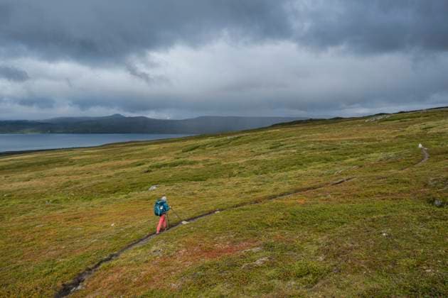 IMAGO Creative: Fit durch den Herbst Hiker on trail, Pandelantaleden - Padjelanta Trail, Sweden Ritsem, Norrbotten County, Sweden CR_XCPU230117-1106178-01 ,model released, Symbolfoto