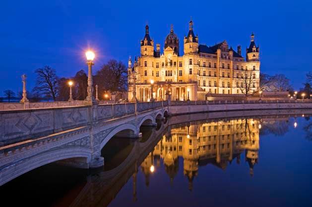 beleuchtetes Schweriner Schloss mit der Schlossbruecke zur Schlossinsel am Abend, Deutschland, Mecklenburg-Vorpommern, Schwerin illuminated Schwerin Castle with the castle bridge to the castle island in the evening, Germany, Mecklenburg-Western Pomerania, Schwerin BLWS687629 *** illuminated Schwerin Castle with the Schlossbruecke to Castle Island on Evening, Germany, Mecklenburg Western Pomerania, Schwerin illuminated Schwerin Castle With The Castle Bridge to The Castle Iceland in The evening, Germany, Mecklenburg Western Pomerania, Schwerin BLWS687629 Copyright: xblickwinkel S.xZiesex