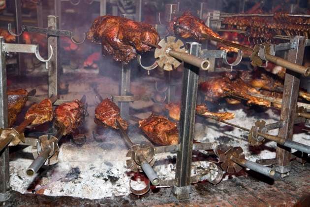  Fleischspieße auf Grill, Restaurant, Nairobi, Kenia, Afrika *** Fleischspieße at Grill, Restaurant, Nairobi, Kenya, Africa Copyright: imageBROKER/W.xForster iblmup05521121.jpg