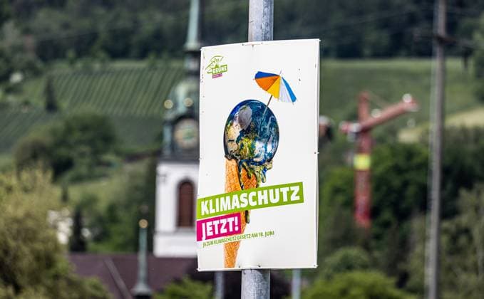 Ein Abstimmungsplakat, welches für die Annahme des Klimaschutzgesetz wirbt. Es stammt von der Partei Die Grünen . Das Stimmvolk stimmt über die eidgenössische Vorlage am 18. Juni 2023 ab. (Weinfelden, Schweiz, 21.05.2023)