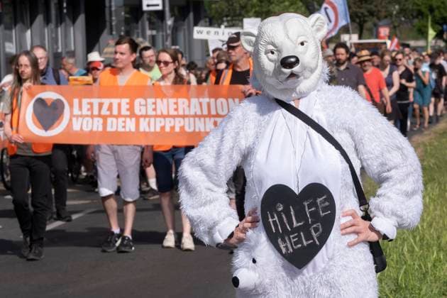 News Themen der Woche KW22 News Bilder des Tages Als Reaktion auf die Razzien bei der Letzten Generation in der letzten Woche gab es heute am 31.05.23 in Köln einen Protestmarsch mit etwa 350 Demonstranten. In insgesamt 21 deutschen Städten rief die Gruppe am gleichen Tag zu Protestmärschen auf. *** IIn response to the raids on Last Generation last week, there was a protest march in Cologne today, 31.05.23, with about 350 demonstrators. The group called for protest marches in a total of 21 German cities on the same day. Nordrhein-Westfalen Deutschland, Germany GMS8390