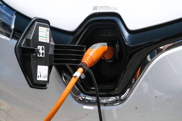 Krefeld 31.05.2023 Stromtanke Stromtankstelle Ladestation Elektro-Autos Elektroauto E-Autos Strom Feinstaub Fahrverbot Stromnetz Strompreis E-Ladestation E-Auto Ladesäule Stadtwerke Stromanbieter CO2 Stickoxide HPC Schnellladesäule Schnellladepunkte Schnellladepunkt Elektrotankstelle Elektrotanke Fahrverbote Stromausfall Stromsperre Stromkosten Strompreise Renault Zoe Krefeld Nordrhein-Westfalen Deutschland *** Krefeld 31 05 2023 electricity charging station electric cars electric car E cars electricity fine dust driving ban electricity grid electricity price E charging station E car charging station public utility electricity supplier CO2 nitrogen oxides HPC fast charging station fast charging points fast charging point electric chargi
