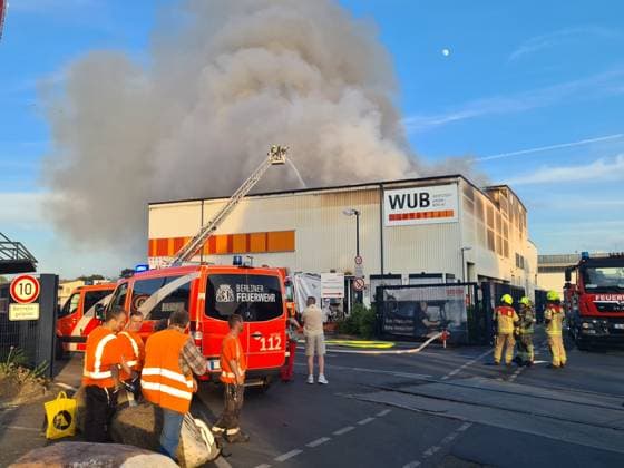 News Themen der Woche KW22 News Bilder des Tages Grossbrand bei der Wertstoffunion in Neukölln in Berlin am 31. Mai 2023. Brand in Neukölln *** Major fire at the recyclables union in Neukölln in Berlin on 31 May 2023 Fire in Neukölln