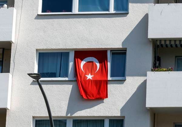 Election Turkey Berlin, 01 06 2023 A Turkish flag hangs from the window of a house in Berlin Recep Tayyip Erdogan has won the election in Turkey In the runoff election, Turks living in Germany clearly voted for Erdogan Berlin Berlin Germany