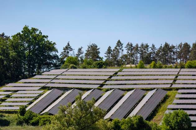 Großes Solarfeld in Hanglage Verschiedene Solarmodule in verschiedenen Bauweisen Grieshof Bayern Deutschland *** Large solar field in hillside location Various solar modules in different construction Grieshof Bavaria Germany