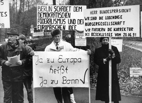 1992: Protest gegen den Hauptstadtbeschluß *** NUR FÜR REDAKTIONELLE ZWECKE *** EDITORIAL USE ONLY ***09.01.1992: Vor dem Erholungsheim Rosenau der IG. Bergbau u. Energie bei Königswinter haben sich Gewerkschafter eingefunden, um gegen den Beschluß des Deutschen Bundestages vom 20.06.1991 zur Vollendung der Einheit Deutschlands zu protestieren. Ihre Befürchtungen haben die Protestler auf den mitgebrachten Schildern formuliert: Ja zu Europa heißt Ja zu Bonn - BERLIN SCHADET DEM DEMOKRATISCHEN FÖDERALISMUS UND DER EUROPÄISCHEN IDEE - HERR BUNDESPRÄSIDENT WIR SIND DIE LEBENDIGE BÜRGERGESELLSCHAFT, WIR FORDERN DIE KORREKTUR DES BESCHLUSSES VOM 20.06.91 . Mit dem sogenannten Hauptstadtbeschluß hatte sich das Parlament per Abstim Copyright: KARTENBERG,xHeinzxJürgen docnrwhugopicture62969268 EDITORIAL USE ONLY