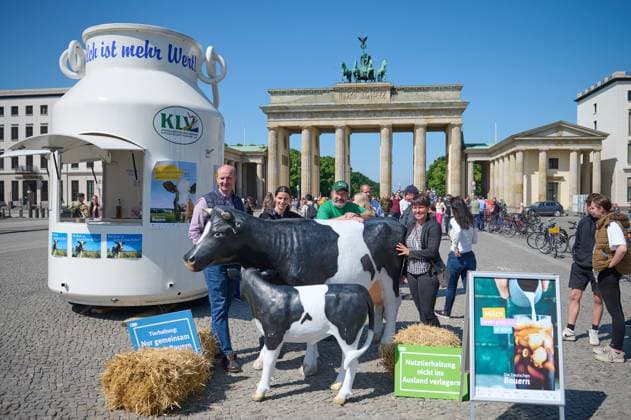 News Themen der Woche KW22 News Bilder des Tages Politik Milchbauern Protest Mit einem Informationsstand haben am Weltbauerntag und dem Internationalen Tag der Milch, am Donnerstag den 1. Juni 2023, Mitglieder des Deutschen Bauernverband und der Landesbauernverband Brandenburg in Berlin vor dem Brandenburger Tor unter dem Motto Die Kuh ist kein Klima-Killer darauf aufmerksam gemacht, dass Milchviehhaltung und Kreislaufwirtschaft eine positive Wirkung fuer das Klima haben. Durch Kuehe wurden 4,7 Millionen Hektar Gruenland in Deutschland gepflegt und als CO2-Speicher erhalten und die Guelle der Tiere wuerde in Biogasanlagen in Strom und Waerme umgewandelt. 1.6.2023, Berlin *** Politics Dairy farmers protest With an information stand on World Farmers Day and Internatio