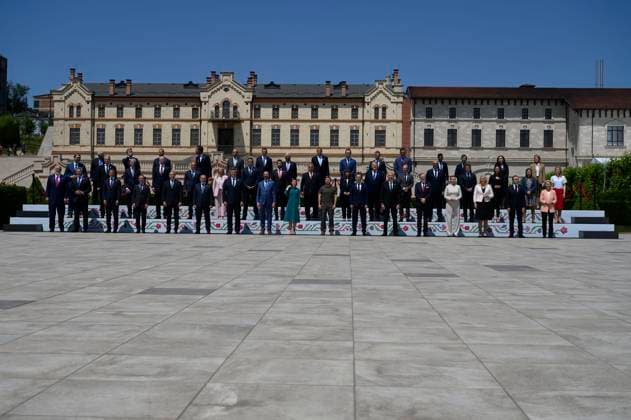 News Themen der Woche KW22 News Bilder des Tages June 1, 2023, Bulboaca, Anenii Noi District, Moldova: Ukrainian President Volodymyr Zelenskyy, center, poses for a family photo with the 47 European leaders at the Summit of the European Political Community in front of Mimi Castle, June 1, 2023 in Bulboaca, Moldova. Bulboaca Moldova - ZUMAp138 20230601_zaa_p138_050 Copyright: xPoolx UkrainianxPresidentiax