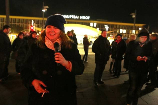 Raucherdemo Demonstration von Nikotinsüchtigen gegen das Rauchverbot in der Gastronomie unter dem Motto: Das Bermudadreieck bleibt verraucht! vom BO-Hauptbahnhof ins Bermudadreieck. Organisatorin Hannah Bruns vorn mit der Kippe in der Hand, Foto: Stefan Arend WAZ Fotopool Raucherdemo Demonstration von Nikotinsüchtigen gegen das Rauchverbot in der Gastronomie unter dem Motto: Das Bermudadreieck bleibt verraucht! vom BO-Hauptbahnhof ins Bermudadreieck. Organisatorin Hannah Bruns vorn mit der Kip Copyright: STEFANxAREND docnrwhugopicture63277084 EDITORIAL USE ONLY