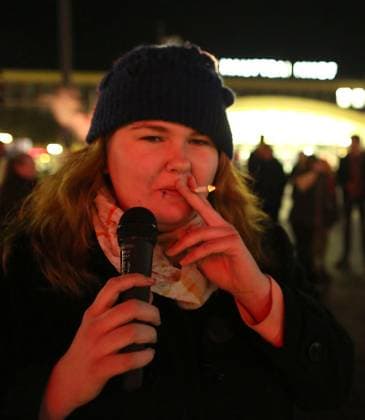 Raucherdemo Demonstration von Nikotinsüchtigen gegen das Rauchverbot in der Gastronomie unter dem Motto: Das Bermudadreieck bleibt verraucht! vom BO-Hauptbahnhof ins Bermudadreieck. Organisatorin Hannah Bruns vorn mit der Kippe in der Hand, Foto: Stefan Arend WAZ Fotopool Raucherdemo Demonstration von Nikotinsüchtigen gegen das Rauchverbot in der Gastronomie unter dem Motto: Das Bermudadreieck bleibt verraucht! vom BO-Hauptbahnhof ins Bermudadreieck. Organisatorin Hannah Bruns vorn mit der Kip Copyright: STEFANxAREND docnrwhugopicture63277086 EDITORIAL USE ONLY