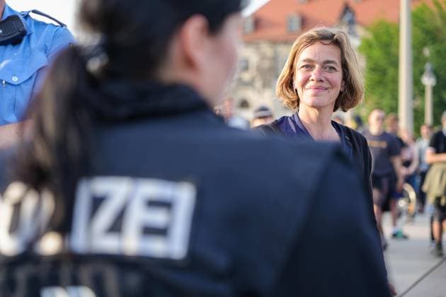 News Themen der Woche KW22 Datum: 31.05.2023 Ort: Dresden Landtagsabgeordnete Juliane Nagel (Linke) hier bei einer Antifa-Demonstration (Solidaritaet mit Lina E.) am 31.05.2023 in Dresden Sachsen. Juliane Nagel (Linke) auf einer Demo in Dresden *** Date 31 05 2023 Place Dresden Member of State Parliament Juliane Nagel Left here at an antifa demonstration Solidarity with Lina E on 31 05 2023 in Dresden Saxony Juliane Nagel Left at a demonstration in Dresden xBenedict Bartschx
