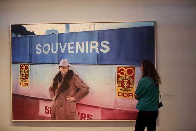Bilder des Jahres 2023, Entertainment June 06 Entertainment Themen der Woche KW22 Entertainment Bilder des Tages Eine Frau betrachtet das Gemälde Ohne Titel aus der Serie Lieber Maler, male mir (Martin Kippenberger, 1981, Acryl auf Leinwand) während einer Vorbesichtigung in der Ausstellung Werk Statt Sammlung Kunstwerke aus der Sammlung Hasso Plattner im Kunsthaus Das Minsk auf dem Brauhausberg in Potsdam, 1. Juni 2023. Ausstellungslaufzeit 3. Juni bis 20. August 2023. Das Minsk Kunsthaus in Potsdam *** A woman looks at the painting Untitled from the series Dear painter, paint me Martin Kippenberger, 1981, acrylic on canvas during a preview in the exhibition Werk Statt Sammlung Artworks from the Hasso Plattner Collection at the Kunsthaus Das Minsk on the Brauhausberg in Potsdam, June 1, 2023 Exhibition run June 3 to August 20, 2023 Das Minsk Kun