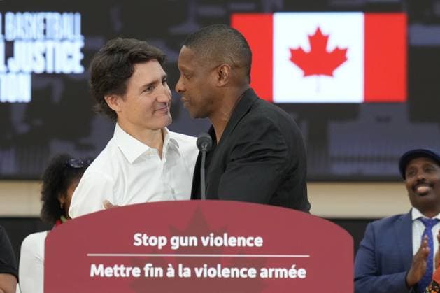 June 1, 2023, TORONTO, ON, CANADA: Prime Minister Justin Trudeau greets Toronto Raptors president Masai Ujuri after speaking about gun violence, at the OVO Athletic Centre in Toronto on Thursday, June 1, 2023. TORONTO CANADA  - ZUMAc35_ 20230601_zaf_c35_145 Copyright: xNathanxDenettex