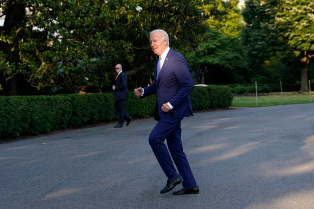 News Themen der Woche KW22 News Bilder des Tages U.S. President Joe Biden jokes with members of the media on the South Lawn of the White House in Washington, DC upon his return from Colorado on Thursday, June 1, 2023. Biden skipped once and appeared fine after his fall in Colorado, saying I got sandbagged.  WASP2023060105 YurixGripas