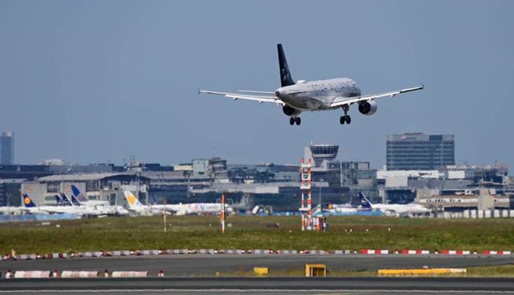 Frankfurt (Main) Impressionen 01.06.2023 STAR ALLIANCE in der Mittagshitze - reger Flugbetrieb auf Start- und Landebahnen auf dem Flughafen Frankfurt Main Hessen Deutschland *** Frankfurt Main impressions 01 06 2023 STAR ALLIANCE in the midday heat busy air traffic on runways at Frankfurt Main Airport Hesse Germany