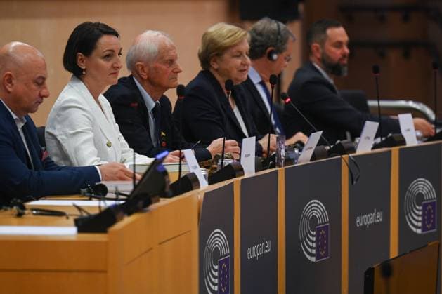 European Parliament Honors Polish WWII Hero Pilecki With Room Dedication BRUSSELS, BELGIUM - MAY 31, 2023: Members of the ECR - European Conservatives and Reformists Political group, are seen during A Tribute To Witold Pilecki conference inside the ECR Group meeting room in the European Parliament after World War II Polish hero Witold Pilecki, in Brussels, Belgium, on May 31, 2023. Pilecki, a Polish underground officer, voluntarily imprisoned himself at Auschwitz during World War II to gather intelligence and organize resistance. He is considered one of Poland s greatest wartime heroes and fought against both Nazi and Soviet-backed communist regimes. Pilecki s actions, including escaping Auschwitz and providing crucial information, con  Copyright: xArturxWidakx originalFilename: widak-european230531_npWs0.jpg