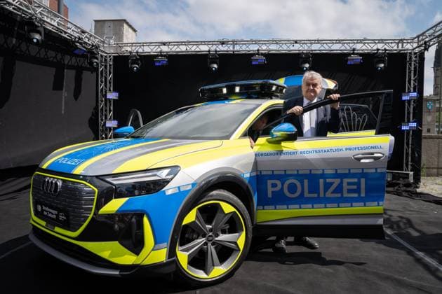 News Themen der Woche KW22 News Bilder des Tages Innovation Lab der Polizei stellt Konzeptfahrzeug Streifenwagen der Zukunft vor Innenminister Herbert Reul bei der Vorstellung des neuen Konzeptfahrzeug der Polizei Streifenwagen der Zukunft des Innovation Lab in Duisburg, 02.06.2023 Duisburg Nordrhein-Westfalen Deutschland *** Innovation Lab of the police presents concept vehicle patrol car of the future Interior Minister Herbert Reul at the presentation of the new concept vehicle of the police patrol car of the future of the Innovation Lab in Duisburg, 02 06 2023 Duisburg North Rhine Westphalia Germany